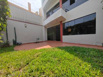 Venta De Departamento En Primer Piso Con Estacionamiento