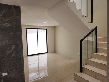 Nueva, 3 recamaras, cochera para 2 autos, en Fracc Privado