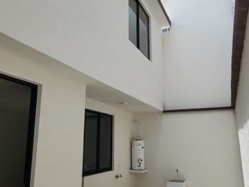 Nueva, 3 recamaras, cochera para 2 autos, en Fracc Privado