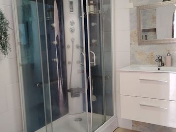 Se vende casa ubicada en Calarcá́ vía al jardín botánico en elegante conjunto cerrado.
