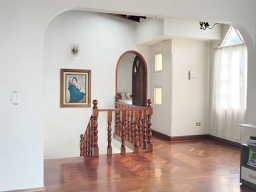 Se vende casa ubicada en Calarcá́ vía al jardín botánico en elegante conjunto cerrado.
