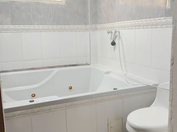 Se vende casa ubicada en Calarcá́ vía al jardín botánico en elegante conjunto cerrado.
