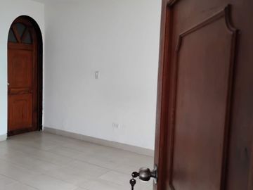 Se vende casa ubicada en Calarcá́ vía al jardín botánico en elegante conjunto cerrado.
