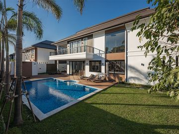 Spacious Luxury Pool villa house for sale with elegant decoration. Fully furnished with all necessary household amenities.