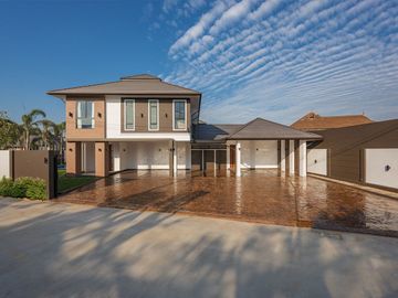 Spacious Luxury Pool villa house for sale with elegant decoration. Fully furnished with all necessary household amenities.