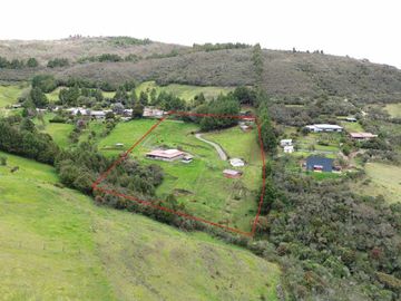 VENTA DE LOTE CAMPESTRE CON CABAÑAS Y ESTABLO