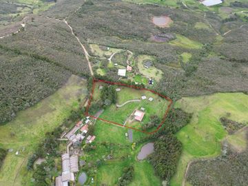 VENTA DE LOTE CAMPESTRE CON CABAÑAS Y ESTABLO