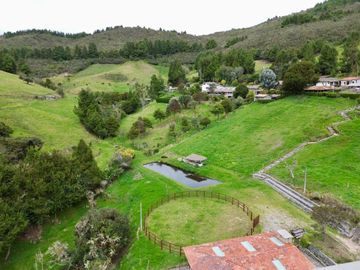 VENTA DE LOTE CAMPESTRE CON CABAÑAS Y ESTABLO