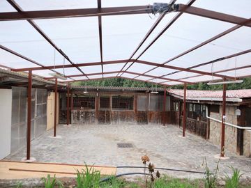 VENTA DE LOTE CAMPESTRE CON CABAÑAS Y ESTABLO