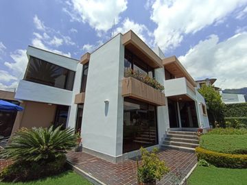 Casa en Venta 464 m² Miravalle Dos, Terreno de 780 m² 3 Parqueaderos
