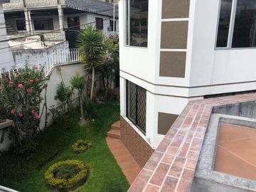 Vendo casa de 300 m2 en Ponciano Bajo