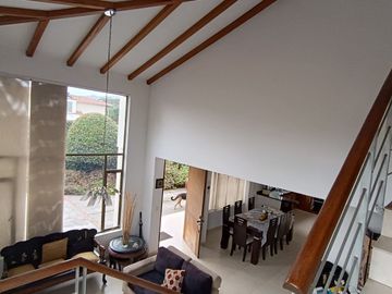 Exclusiva Casa Campestre en Cajicá - Elegancia y Confort en un Entorno Natural