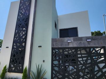 Zona Dorada. Casa Nueva. Recmara en Planta Baja. ´Privada con Portón Eléctrico