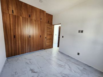 Zona Dorada. Casa Nueva. Recmara en Planta Baja. ´Privada con Portón Eléctrico
