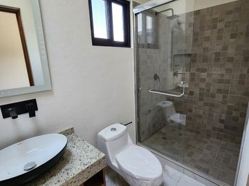 Zona Dorada. Casa Nueva. Recmara en Planta Baja. ´Privada con Portón Eléctrico