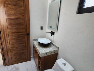 Zona Dorada. Casa Nueva. Recmara en Planta Baja. ´Privada con Portón Eléctrico