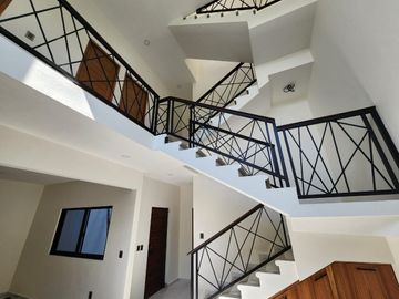 Zona Dorada. Casa Nueva. Recmara en Planta Baja. ´Privada con Portón Eléctrico