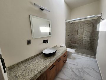 Zona Dorada. Casa Nueva. Recmara en Planta Baja. ´Privada con Portón Eléctrico