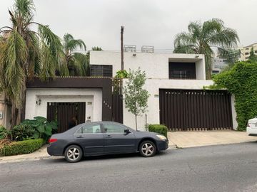Ofrezco Casa En Venta Cumbres 2do Sector Con Alberca