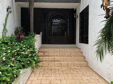 Ofrezco Casa En Venta Cumbres 2do Sector Con Alberca