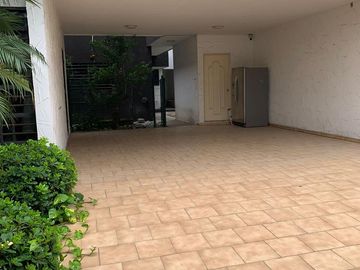 Ofrezco Casa En Venta Cumbres 2do Sector Con Alberca