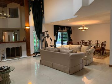 Ofrezco Casa En Venta Cumbres 2do Sector Con Alberca