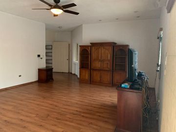 Ofrezco Casa En Venta Cumbres 2do Sector Con Alberca