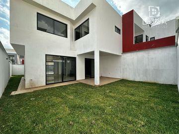 Casa Nueva con Jardín, 3 recamaras, cochera para 2 autos, Roof garden, 5 baños.