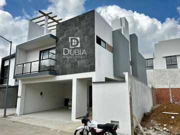 Casa Nueva con Jardín, 3 recamaras, cochera para 2 autos, Roof garden, 5 baños.