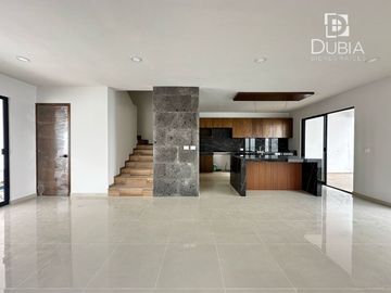 Casa Nueva con Jardín, 3 recamaras, cochera para 2 autos, Roof garden, 5 baños.