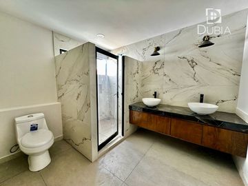 Casa Nueva con Jardín, 3 recamaras, cochera para 2 autos, Roof garden, 5 baños.