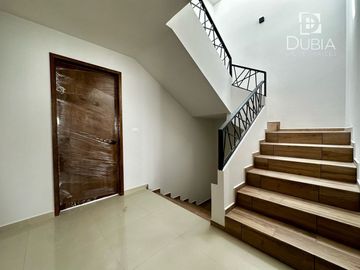 Casa Nueva con Jardín, 3 recamaras, cochera para 2 autos, Roof garden, 5 baños.