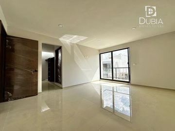 Casa Nueva con Jardín, 3 recamaras, cochera para 2 autos, Roof garden, 5 baños.