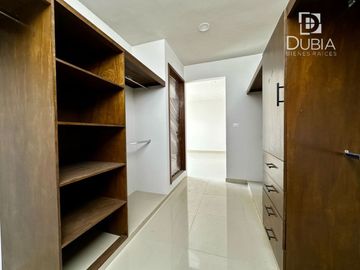 Casa Nueva con Jardín, 3 recamaras, cochera para 2 autos, Roof garden, 5 baños.
