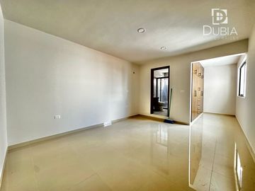 Casa Nueva con Jardín, 3 recamaras, cochera para 2 autos, Roof garden, 5 baños.