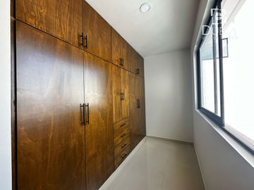 Casa Nueva con Jardín, 3 recamaras, cochera para 2 autos, Roof garden, 5 baños.