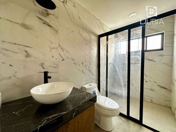 Casa Nueva con Jardín, 3 recamaras, cochera para 2 autos, Roof garden, 5 baños.