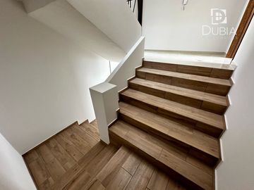 Casa Nueva con Jardín, 3 recamaras, cochera para 2 autos, Roof garden, 5 baños.