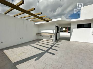 Casa Nueva con Jardín, 3 recamaras, cochera para 2 autos, Roof garden, 5 baños.