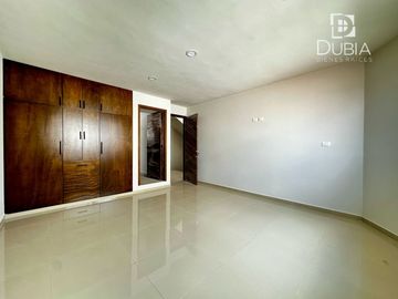 Casa Nueva con Jardín, 3 recamaras, cochera para 2 autos, Roof garden, 5 baños.
