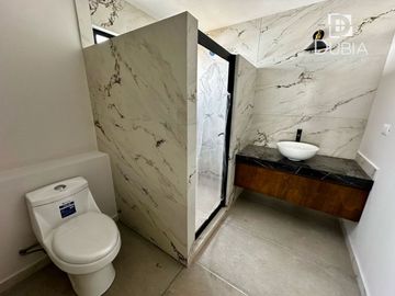 Casa Nueva con Jardín, 3 recamaras, cochera para 2 autos, Roof garden, 5 baños.