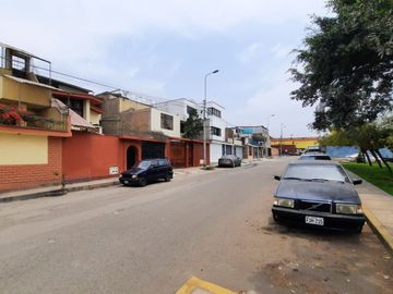 SJM - Casa en venta en zona segura y bien ubicada.