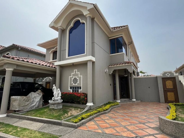 Casa en Venta en Samborondon, Urb. Fontana