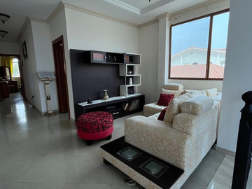 Casa en Venta en Samborondon, Urb. Fontana