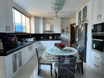 Casa en Venta en Samborondon, Urb. Fontana