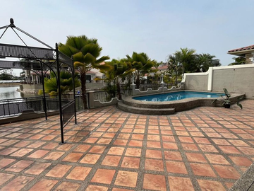 Casa en Venta en Samborondon, Urb. Fontana
