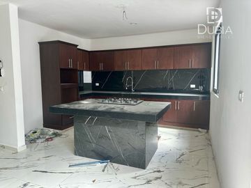 3 recamaras, área de T.V. roof garden, cochera para 2 autos, 2 -1/2 baños