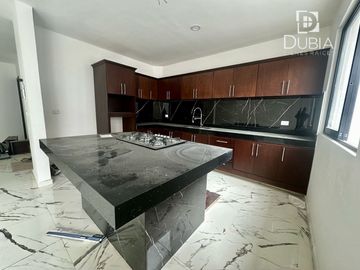 3 recamaras, área de T.V. roof garden, cochera para 2 autos, 2 -1/2 baños