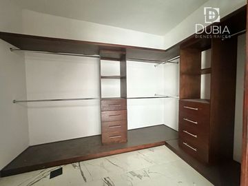3 recamaras, área de T.V. roof garden, cochera para 2 autos, 2 -1/2 baños