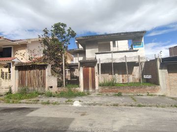 Vendo casa rentera en obra gris en Barrio Lojana de Turismo